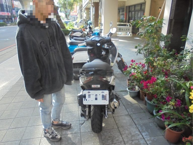 騎註銷車掛偽牌逃查緝 台中男遭警當場識破送辦