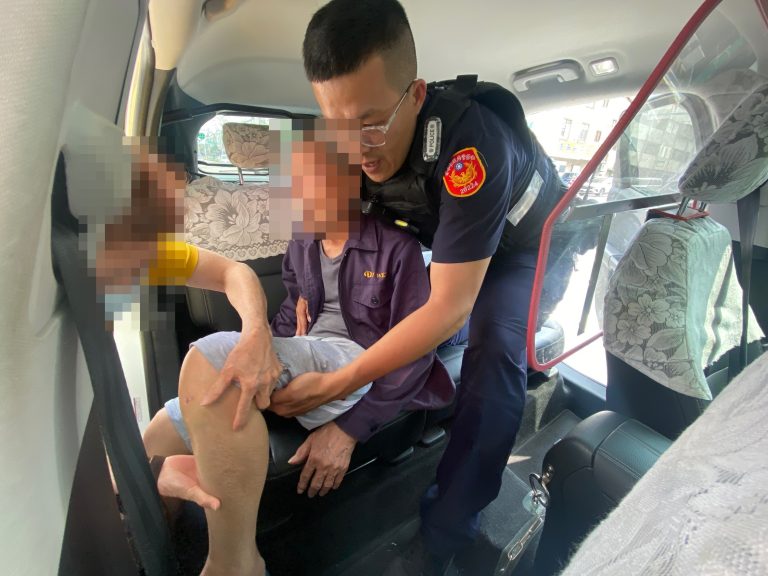 八旬翁無杖獨行迷失街頭 熱心警巡邏發現藏身車縫即時救援