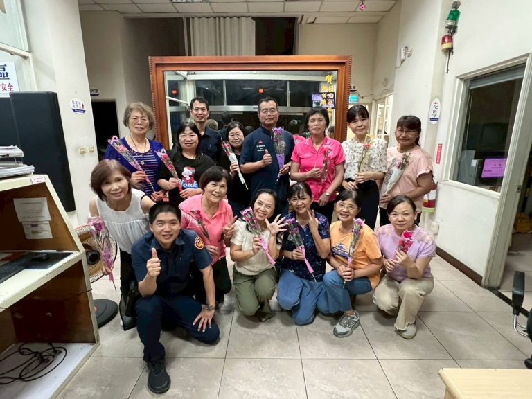 感恩志工媽媽！五光派出所辦餐會學急救 康乃馨與防災知識雙獻禮