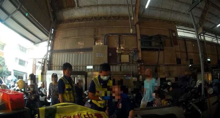 老婦市場突頭暈路倒 情緒潰堤不肯就醫 員警承諾「送菜到家」
