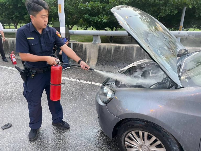 父子返家途中車突起火 勇警持滅火器幫滅火