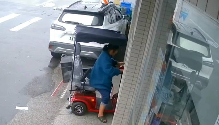老婦電輔車誤撞超商電動門「卡死」， 警民合作助脫困