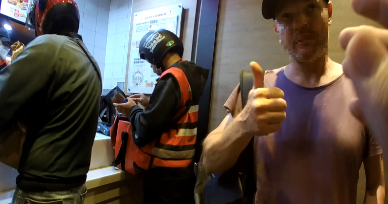 澳洲旅客點餐語言誤解起爭執 警方即時協助雙方握手言和
