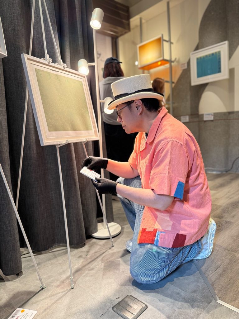 圖：蔡康永親自佈展，並準備放上最新畫作。 照片提供：潮洋行