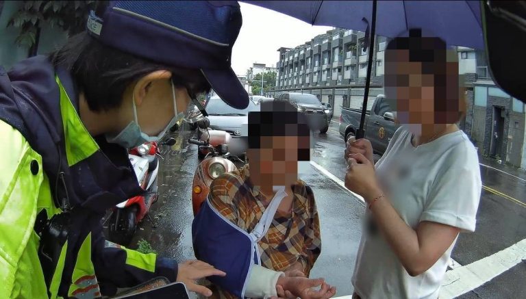 迷途阿嬤淋雨徘徊街頭　熱心夫妻撐傘報警助返家