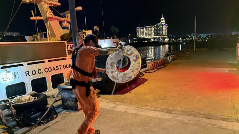 澎湖一男子海上漂流5小時  海巡艇馳援獲救