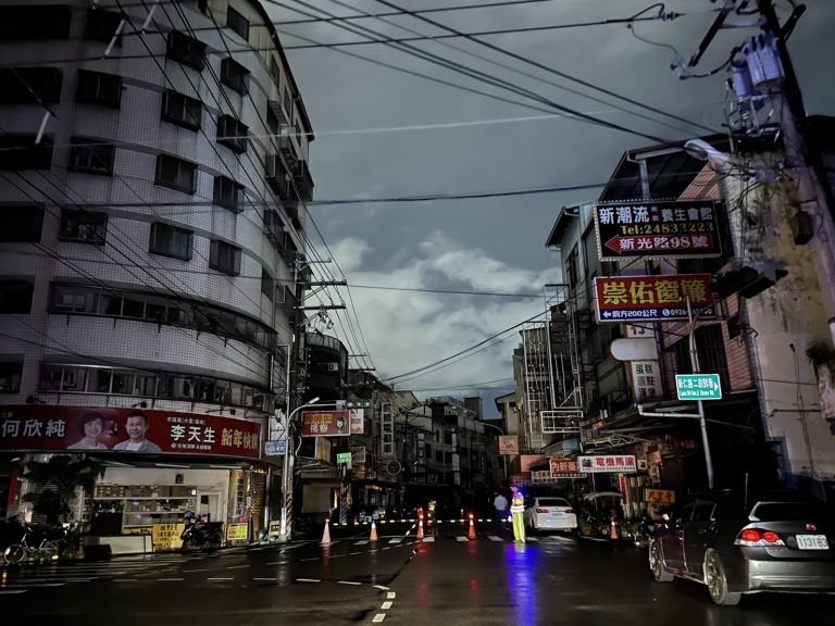 大雨造成電桿電線垂落阻交通 霧峰警緊急封路助搶修