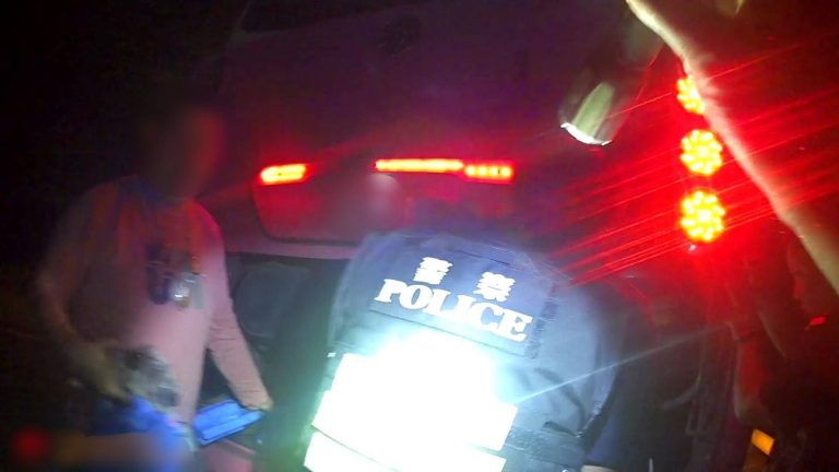 台東鹿野巡警機警 協助拋錨遊覽車化解危機
