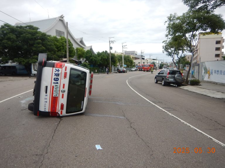 救護車擦撞側翻驚魂！大甲區黑色小客車急趕醫院釀禍