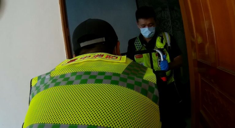 直喉癌男子奄奄一息 東山猛警破門急救助其脫困