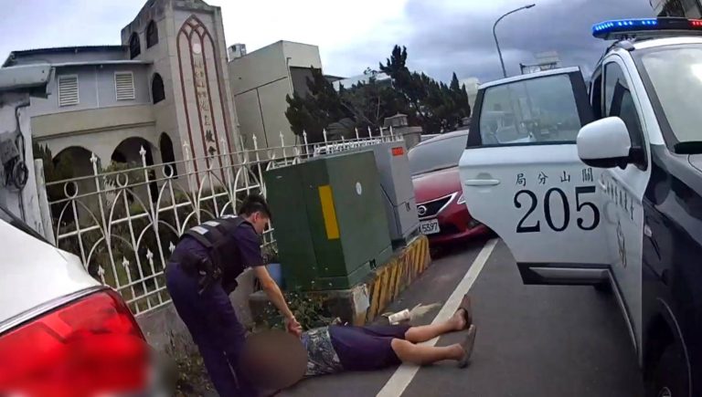台東池上警所長暖心騎車護送 阿嬤平安抵達文健站