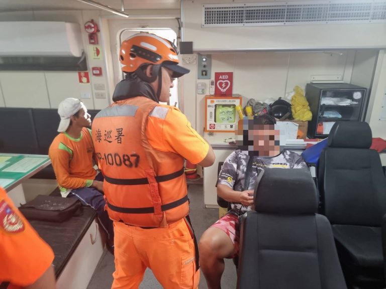 澎湖海巡馳援漁船船長作業腹痛  緊急海上接駁返港送醫