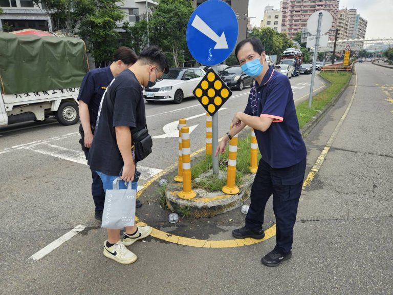 分隔島事故頻傳 台中警設LED導引燈照亮死角 守護行車安全