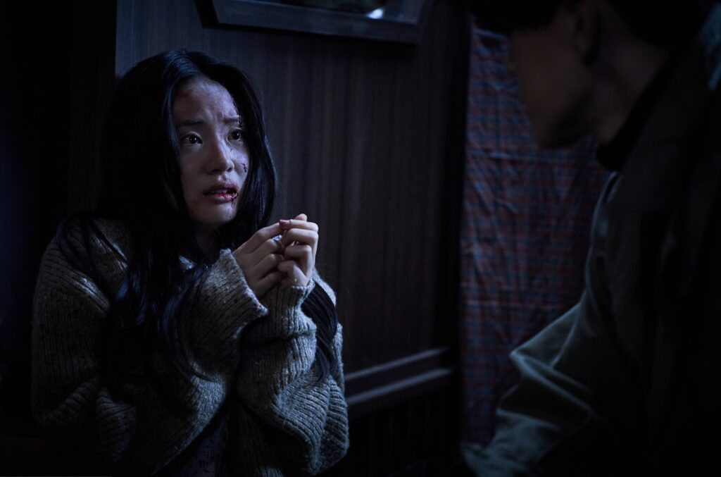 圖：申始雅在《聖母殺手》中飾演年輕時期的爪角，受金武烈帶領，開發殺手潛能（鴻聯國際提供）