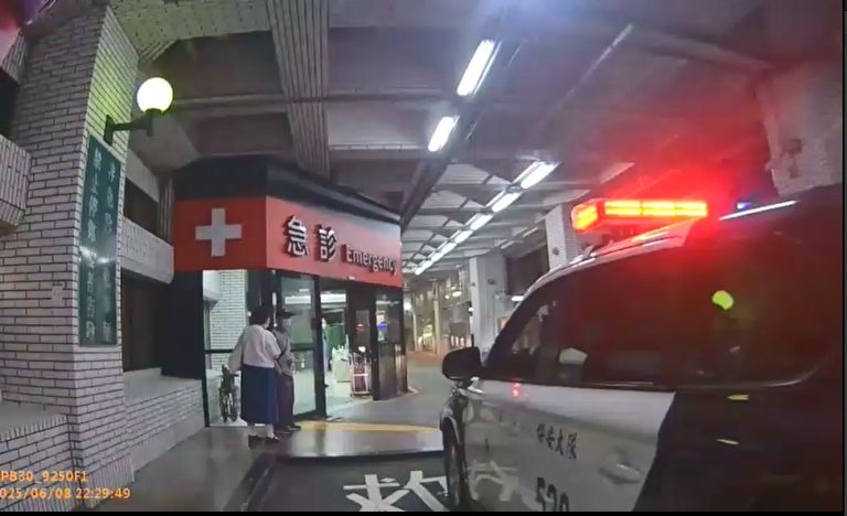 警察路檢遇前同袍暈厥送醫 十年後制服下再相逢