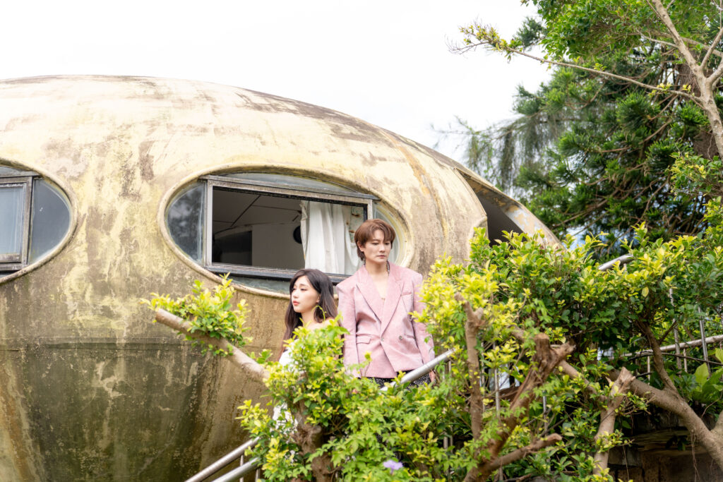 圖：阿沁與夏娜，為新歌拍攝MV，赴三芝飛碟屋出外景。（照片提供：九日影業）