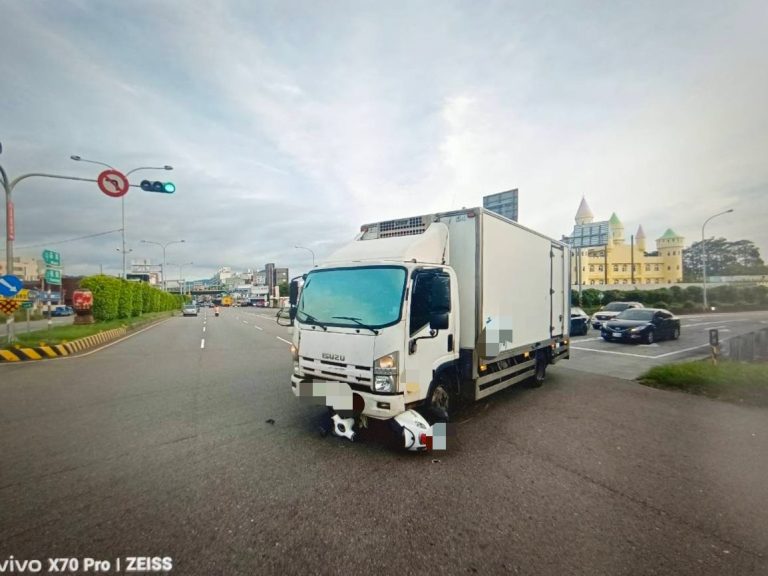 疑違反號誌管制 普重機車與自小貨車路口發生碰撞
