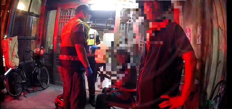 失智老翁路倒受傷 熱心民眾報警 警方即時救援