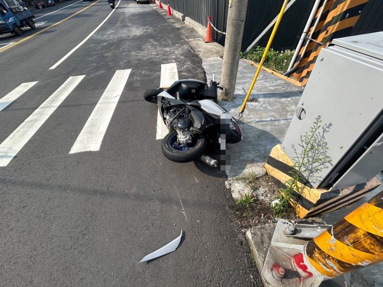 疑閃避對向左轉彎自小客車 機車騎士撞電桿