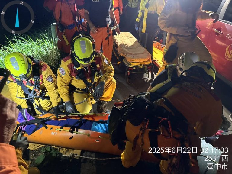 雪山路車輛墜谷夫妻受困 警消連夜搜救成功脫困送醫
