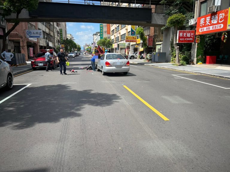 普重機車欲橫越道路 與同向自小客車發生碰撞