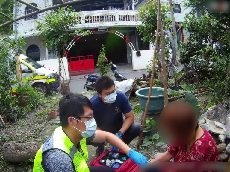 婦人情緒失控持刀自殘 台東警員徒手奪刀成功化解危機
