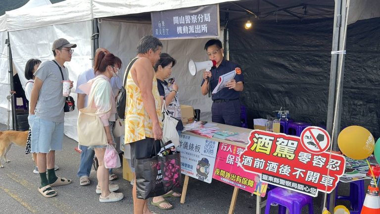 關山星光音樂夜人潮爆滿 警分局推防詐交安互動宣講受好評