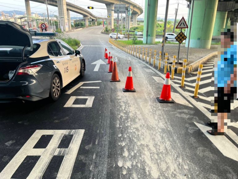 曳引車漏泥釀禍 三義火炎山口2機車打滑摔車 女騎士送醫