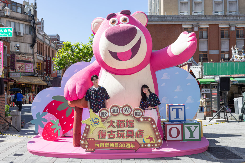 《玩具總動員》30週年降落大稻埕 今夏玩具打卡熱點曝光!「復古玩具店」限時開張歡迎光臨 1 250701145035 1