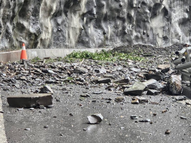 丹娜絲颱風雨勢造成臺20線霧鹿段落石阻路 關山警即時通報助村民脫困