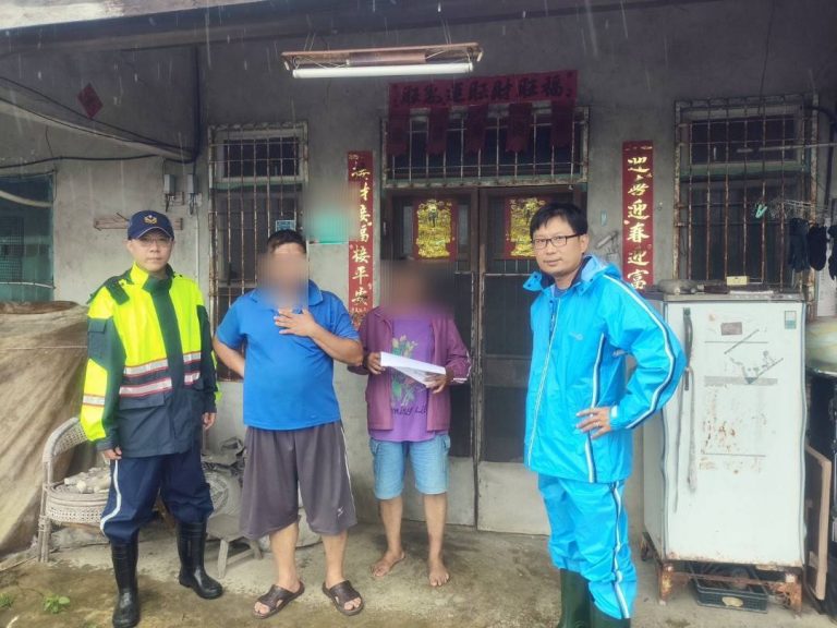 丹娜絲颱風輕颱轉中颱 台南玉井警防災救助護山區民眾