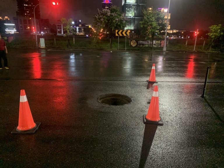台中豪雨人孔蓋遭水壓掀飛 三警合力冒雨搬回化險為夷