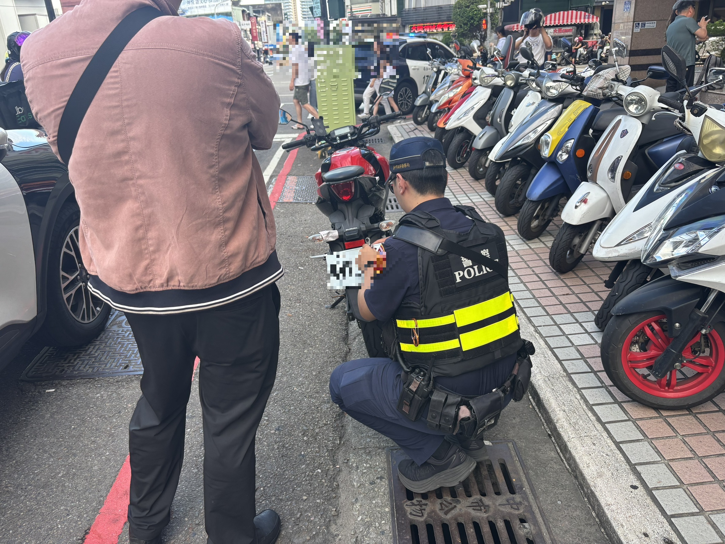 AI警車出動！科技執法鎖定註銷車牌車輛違規騎士、駕駛當場開罰移置- 報新聞Mega News