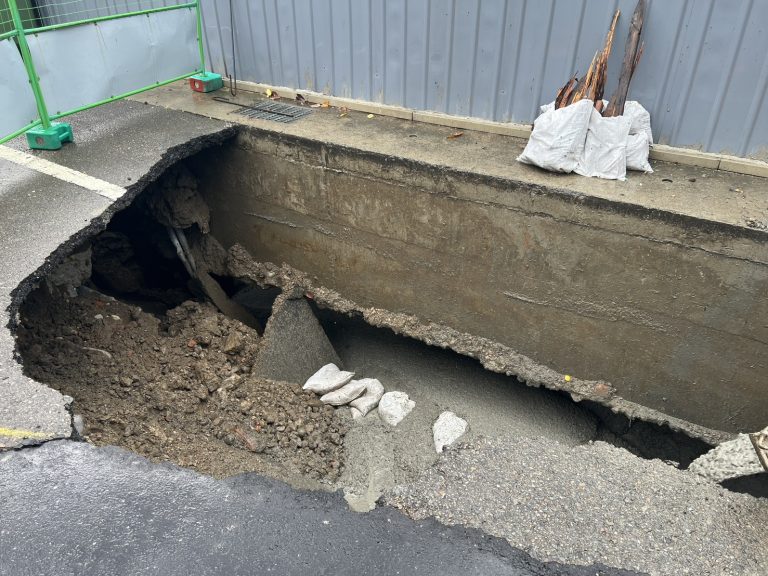 路面驚見塌陷！苗栗頭份中興路坑洞達4公尺 警方封鎖現場防意外