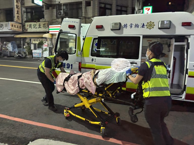 腳傷惡化拒醫竟致壞死 台中警消深夜合力救援77歲老翁