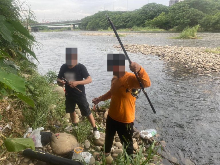 颱風外圍環流仍強 烏日警巡溪驅離逗留釣客防災害