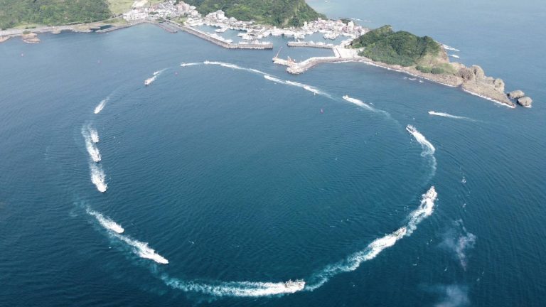 基隆王爺巡江盛大登場 21艘漁船遶境祈福展現海港信仰文化