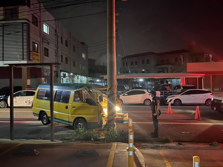 苗栗苑裡建國路深夜車禍 廂型車自撞電桿駕駛受傷送醫