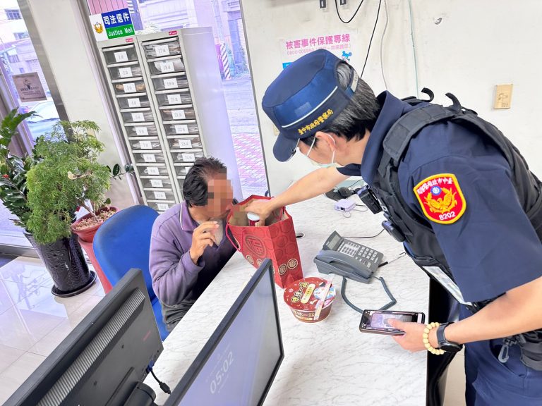 台北漂泊至台中挨餓數日 警所內一碗泡麵溫暖人心