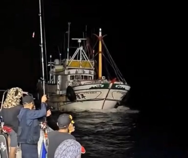 海上驚魂險撞船  釣客國罵連飆曝驚恐畫面