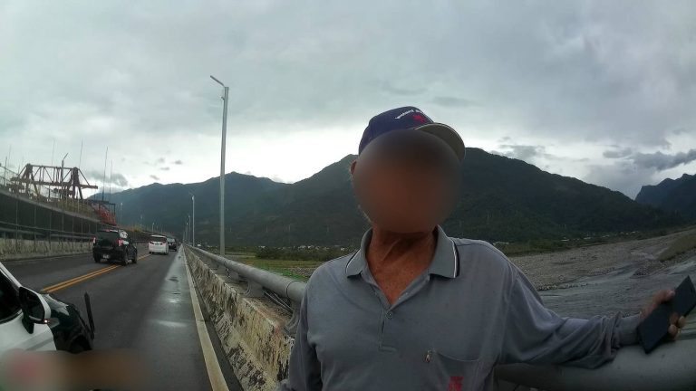 老翁驚險徒步在池上大橋上 關山暖警即時關懷助其平安返家