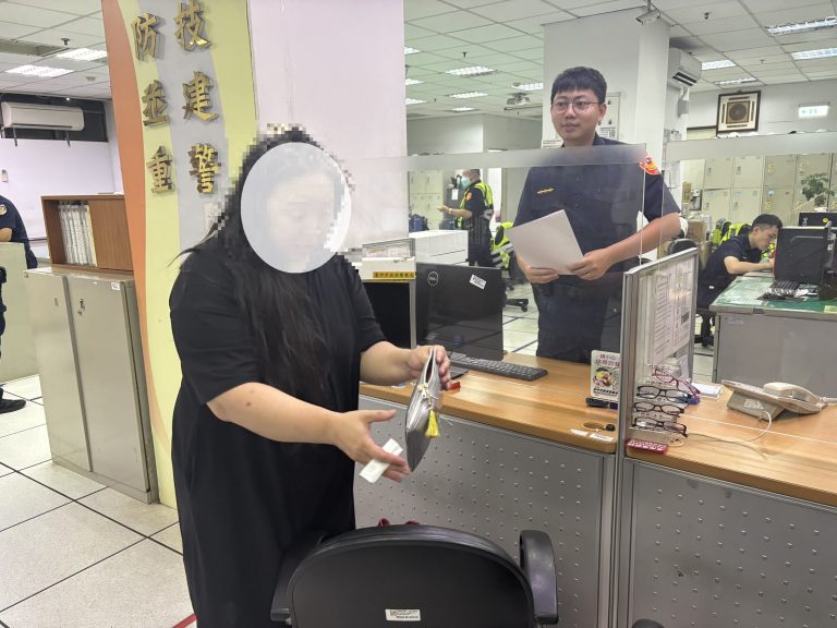 150張外幣驚現麥當勞 誠實員工助導遊找回人生包