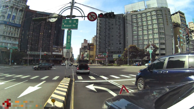 逾20年老車尖峰時段科技執法路口突罷工 警方及時救援化解30分鐘癱瘓危機