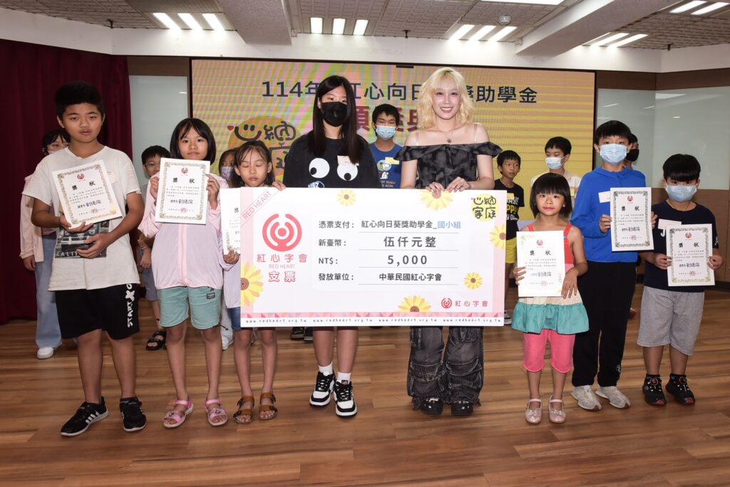 照片說明：紅心字會公益大使BIDO曾愷妤與得獎小朋友合影。