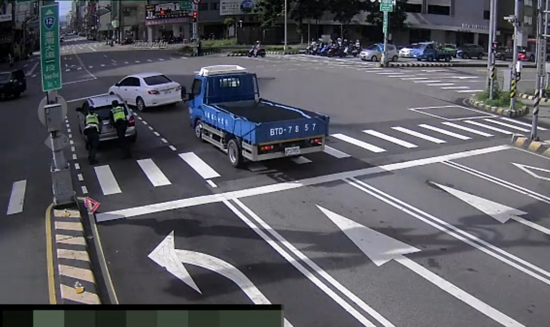 ▲圖說:兩位員警合力將車輛推移至路邊停放,化解交通壅塞風險 (圖/台中市政府 提供)