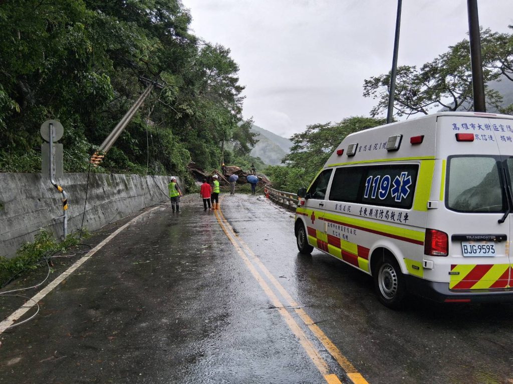 海端鄉臺20線下馬路段邊坡坍方巨石阻路　霧鹿警緊急應變指揮交通確保安全