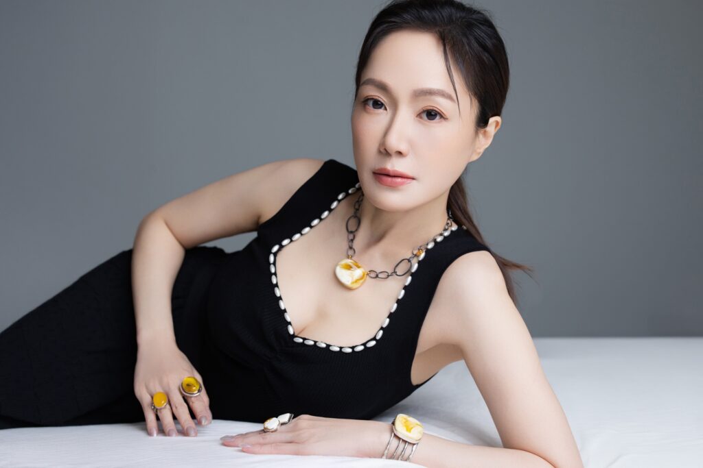 一副天生高級感的尹馨，喜歡的東西也很高級，她繼凱特王妃後成了琥珀潮流收藏家。（照片鏡藝宏海提供／服裝iROO提供）