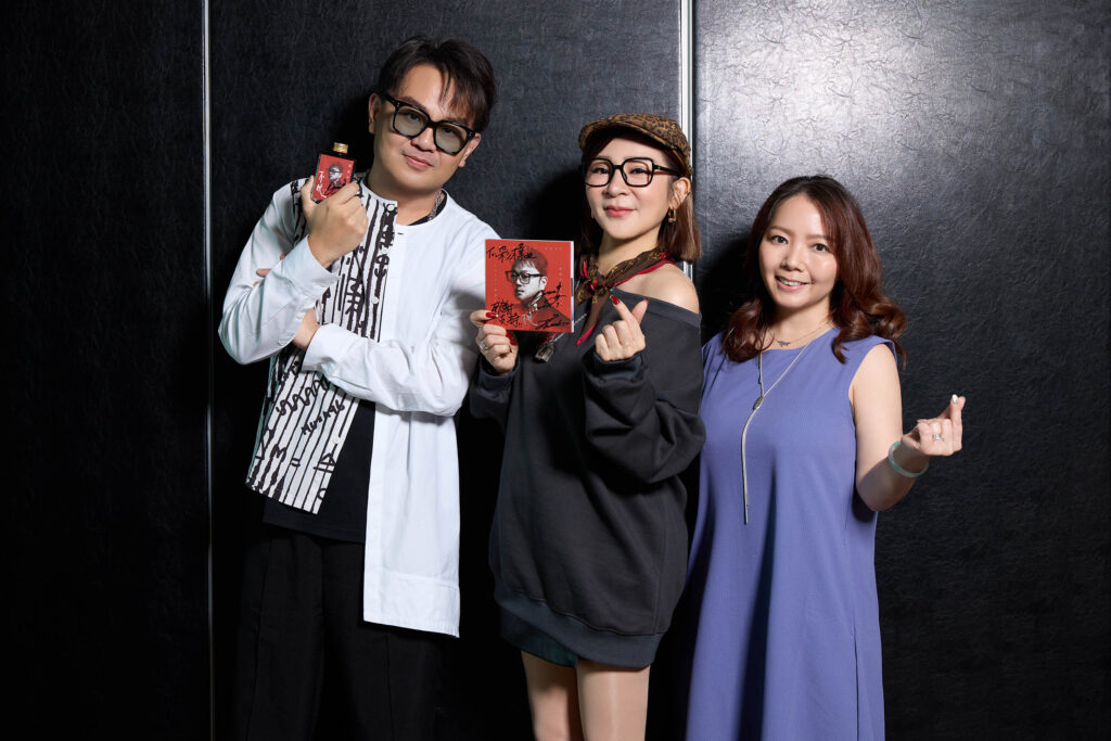 國民岳母嗆聲「蛇出來喔~」!出道30年「資深新人」終圓夢,MV演技逼哭網友 1 Owen蘇震洋王彩樺愛妻Jennifer