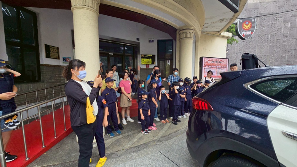 ▲圖說：小朋友們近距離看到巡邏車、警用重機與各式裝備           （圖／台中市政府 提供）