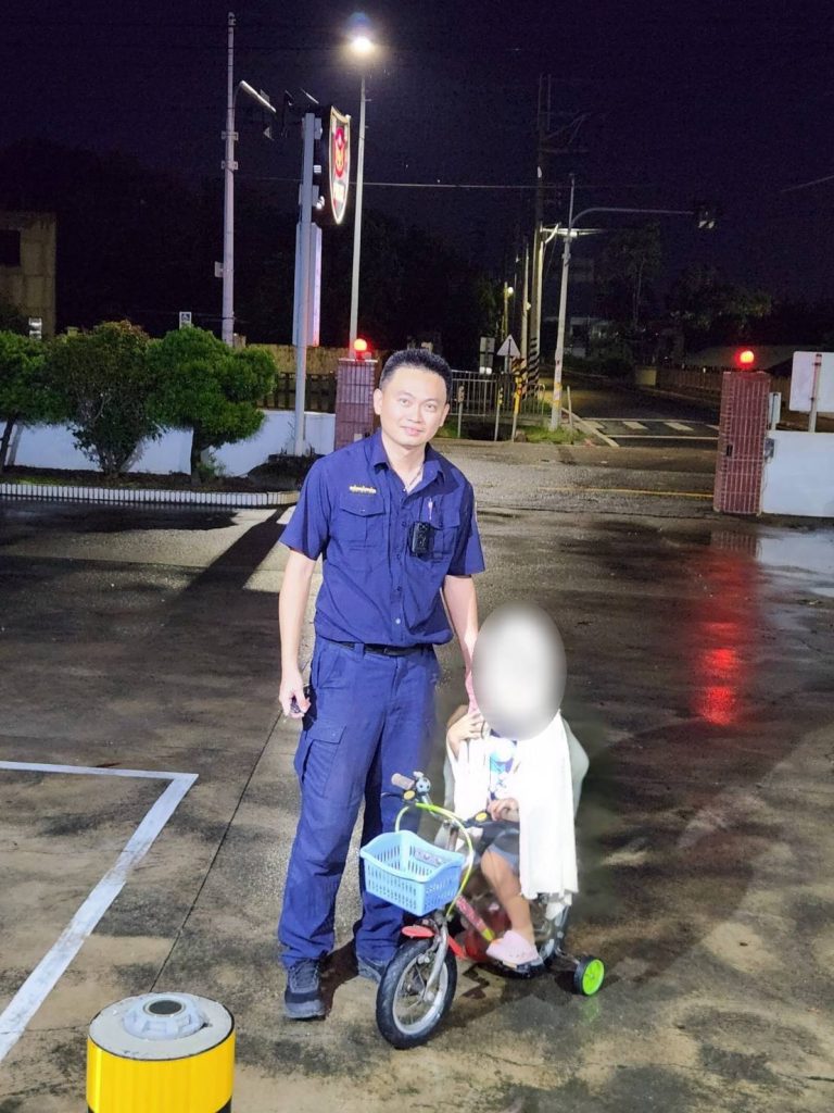 虎尾警與熱心民眾聯手護童 耐心引導助迷途小女孩返家